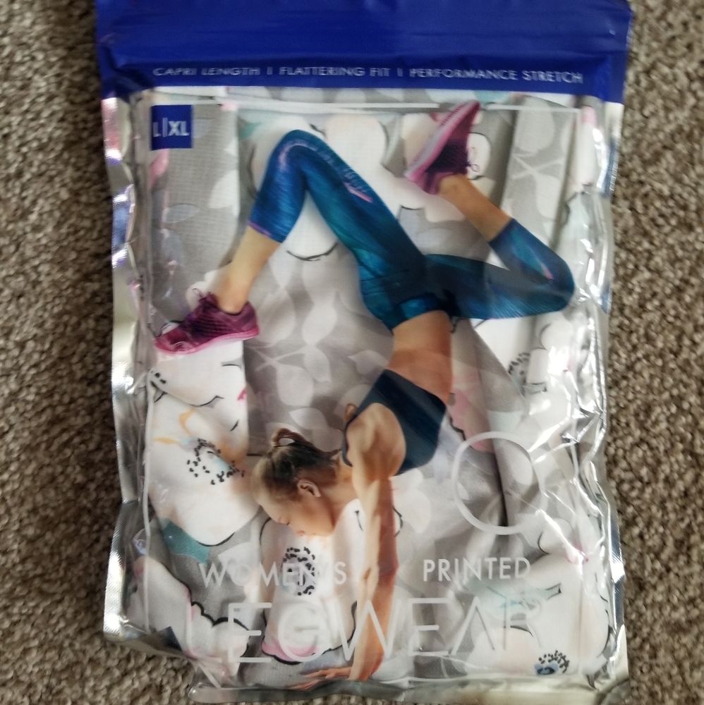 NWT Legwear Woman's L/XL Capri Length Performance Leggings